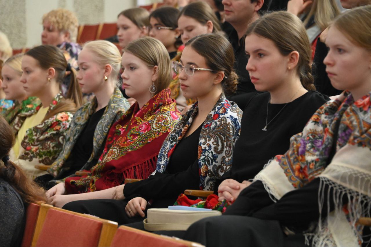 Сегодня в Екатеринбурге открывается Международный фестиваль «Живой голос Урала» Сегодня в Екатеринбурге открывается Международный фестиваль «Живой голос Урала»