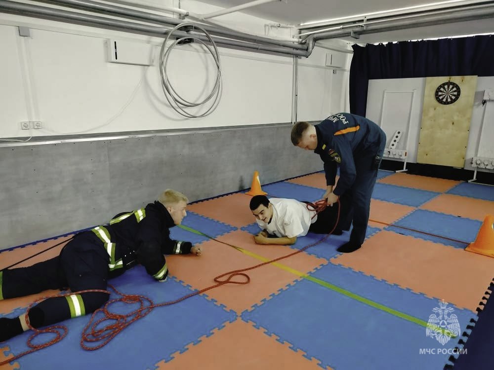 Лёд и пламя: огнеборцы провели урок безопасности для студентов Лёд и пламя: огнеборцы провели урок безопасности для студентов