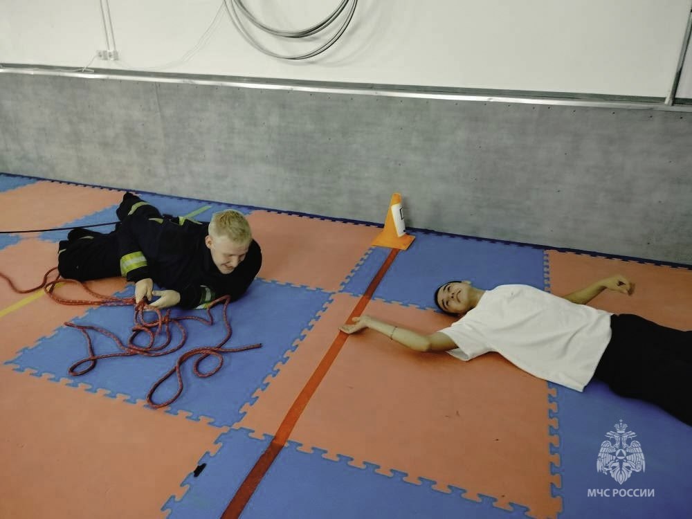 Лёд и пламя: огнеборцы провели урок безопасности для студентов Лёд и пламя: огнеборцы провели урок безопасности для студентов