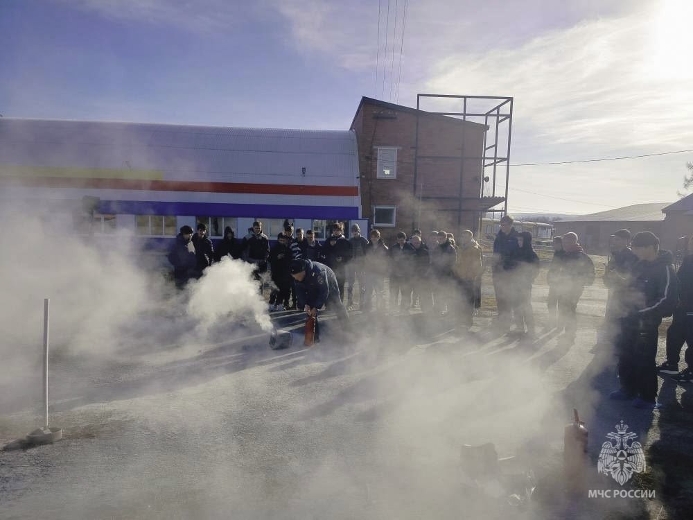 Лёд и пламя: огнеборцы провели урок безопасности для студентов Лёд и пламя: огнеборцы провели урок безопасности для студентов