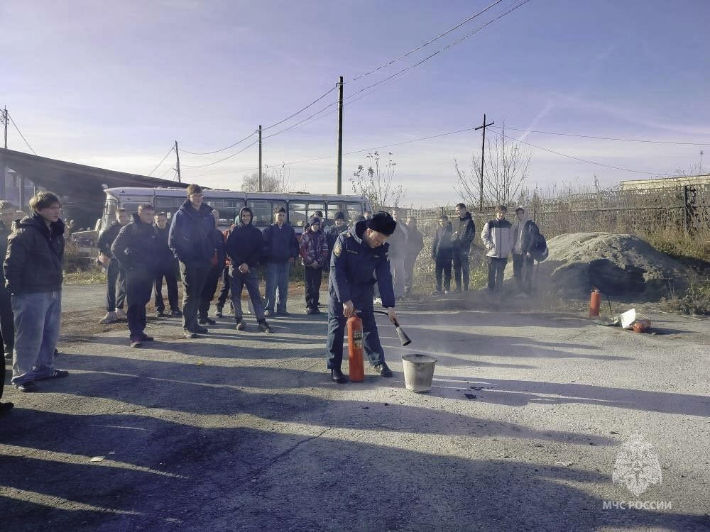 Лёд и пламя: огнеборцы провели урок безопасности для студентов Лёд и пламя: огнеборцы провели урок безопасности для студентов
