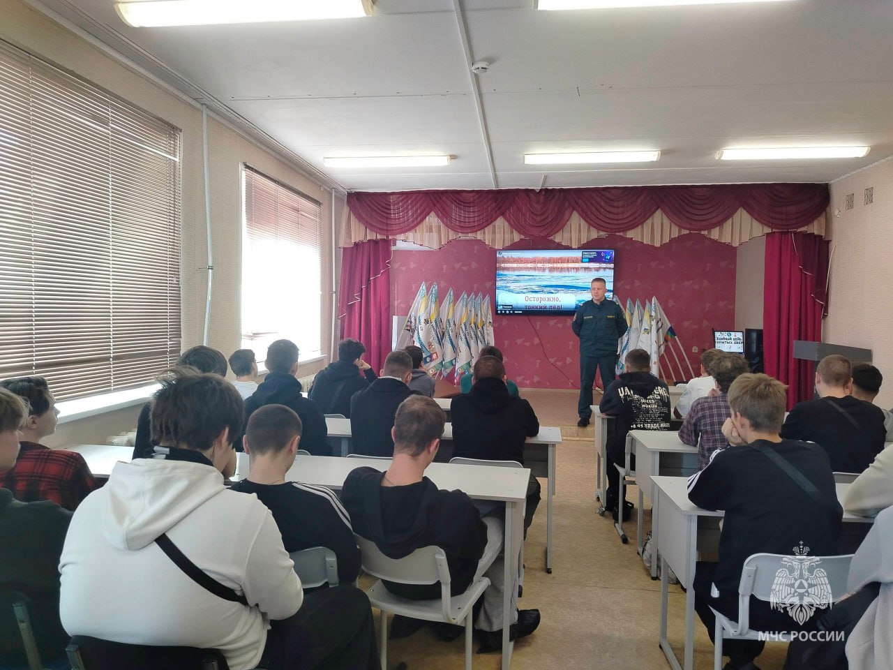 Лёд и пламя: огнеборцы провели урок безопасности для студентов Лёд и пламя: огнеборцы провели урок безопасности для студентов