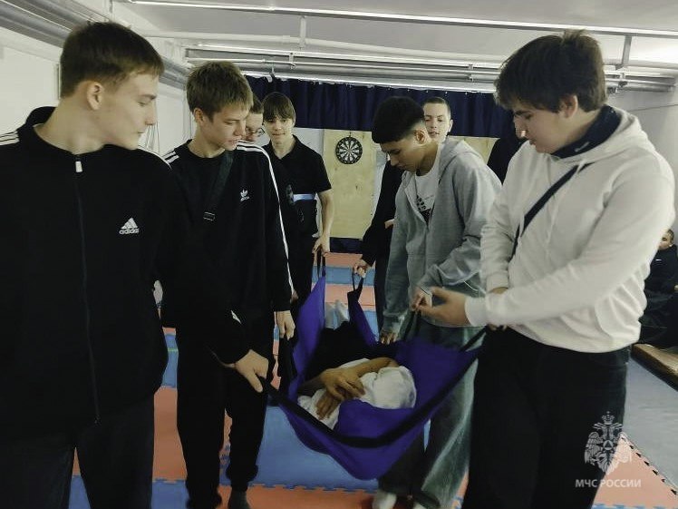 Лёд и пламя: огнеборцы провели урок безопасности для студентов Лёд и пламя: огнеборцы провели урок безопасности для студентов