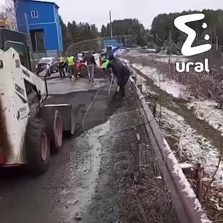 Жители Первоуральска устали ждать ремонта дороги и сделали всё сами