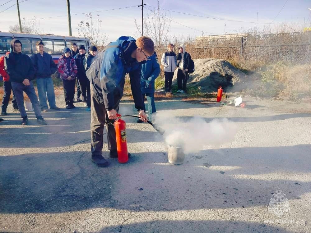 Лёд и пламя: огнеборцы провели урок безопасности для студентов Лёд и пламя: огнеборцы провели урок безопасности для студентов