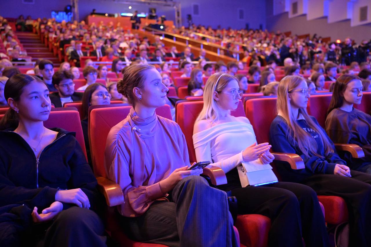 Денис Паслер вместе с сотнями уральцев принял участие в праздновании Дня народного единства Денис Паслер вместе с сотнями уральцев принял участие в праздновании Дня народного единства