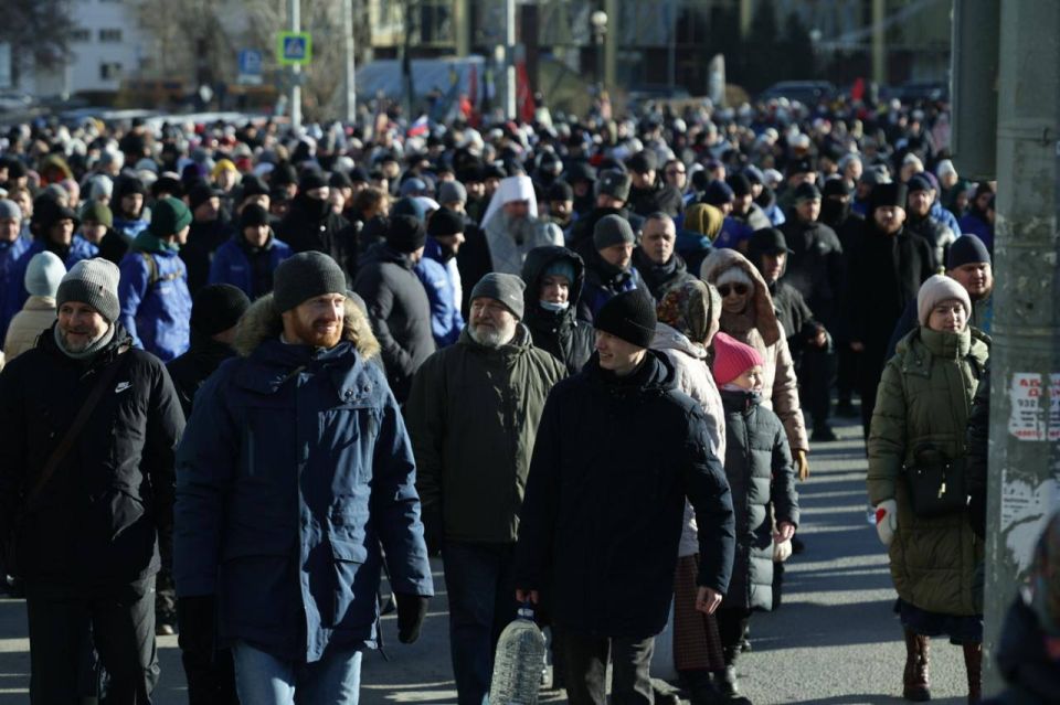 Более 4,5 тыс. уральцев приняли участие в Божественной литургии и общегородском крестном ходе в Екатеринбурге Более 4,5 тыс. уральцев приняли участие в Божественной литургии и общегородском крестном ходе в Екатеринбурге