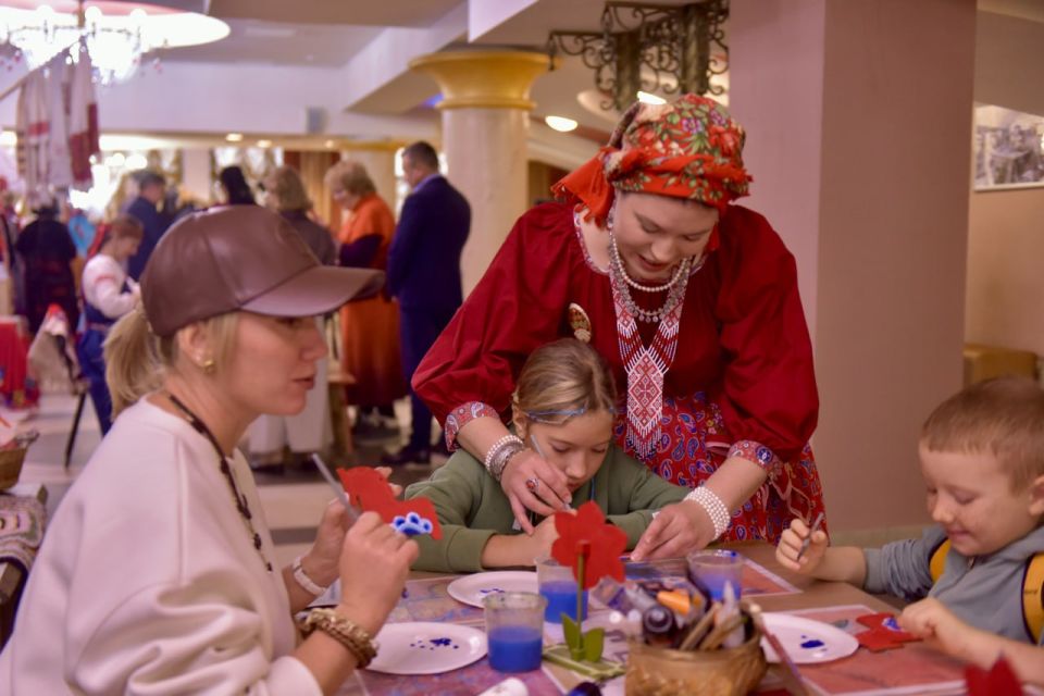 В Театре эстрады в Екатеринбурге сегодня проходит фестиваль «Народов много — Родина одна!», приуроченный ко Дню народного единства В Театре эстрады в Екатеринбурге сегодня проходит фестиваль «Народов много — Родина одна!», приуроченный ко Дню народного единства