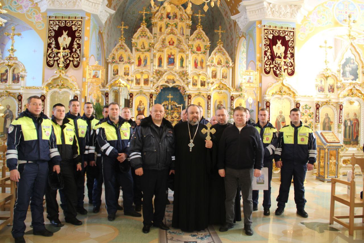 Сотрудники свердловской Госавтоинспекции получили благословение за спасение ребенка Сотрудники свердловской Госавтоинспекции получили благословение за спасение ребенка