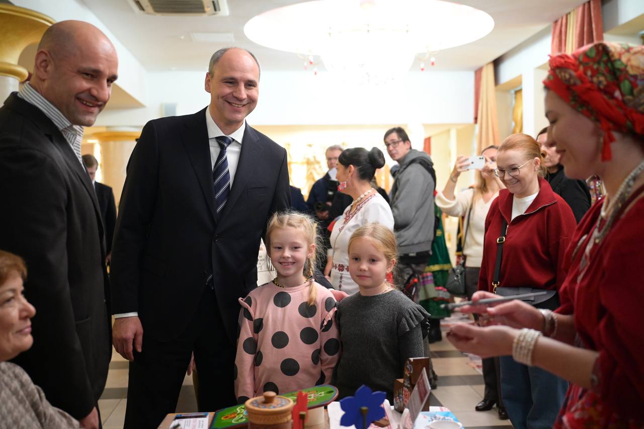 Денис Паслер вместе с сотнями уральцев принял участие в праздновании Дня народного единства