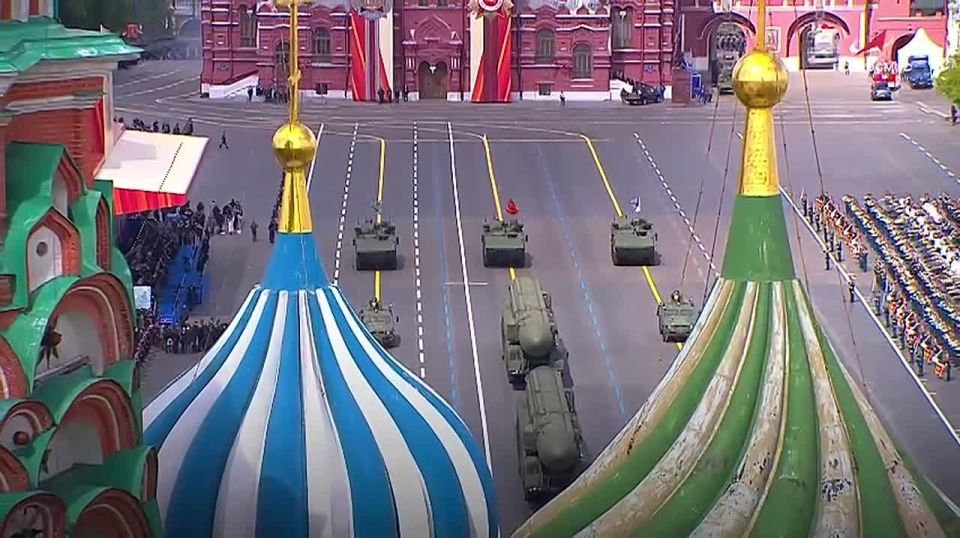 Космонавты Роскосмоса Сергей Рыжиков, Алексей Зубрицкий и Олег Платонов поздравили россиян с борта Международной космической станции