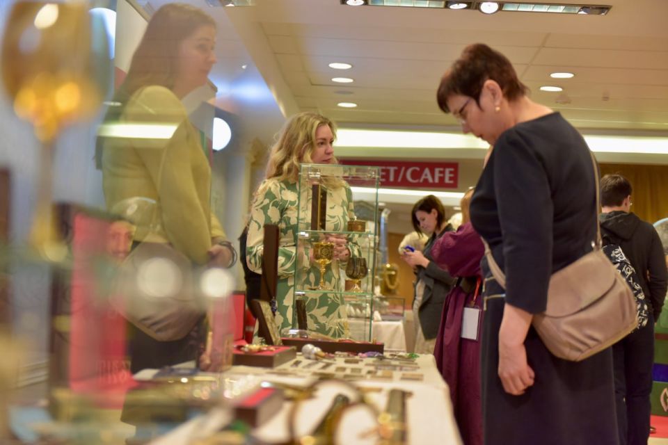 В Театре эстрады в Екатеринбурге сегодня проходит фестиваль «Народов много — Родина одна!», приуроченный ко Дню народного единства В Театре эстрады в Екатеринбурге сегодня проходит фестиваль «Народов много — Родина одна!», приуроченный ко Дню народного единства