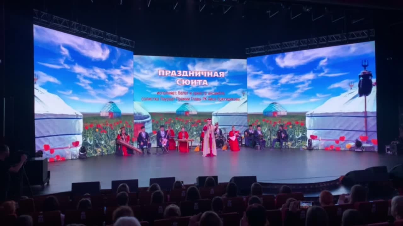 Завершает фестиваль выступление Государственного академического ансамбля песни и танца Калмыкии «Тюльпан»