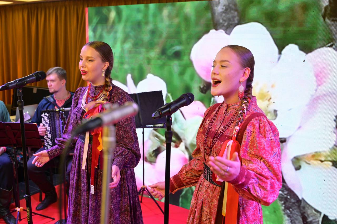 Денис Паслер вместе с сотнями уральцев принял участие в праздновании Дня народного единства Денис Паслер вместе с сотнями уральцев принял участие в праздновании Дня народного единства