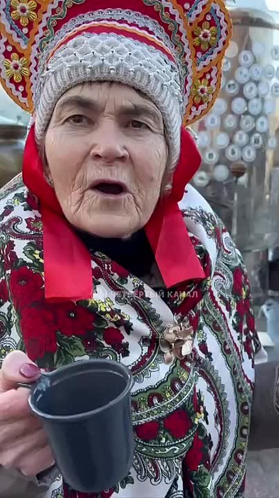 Чаем "с позитивчиком" из 415-литрового самовара угощают горожан