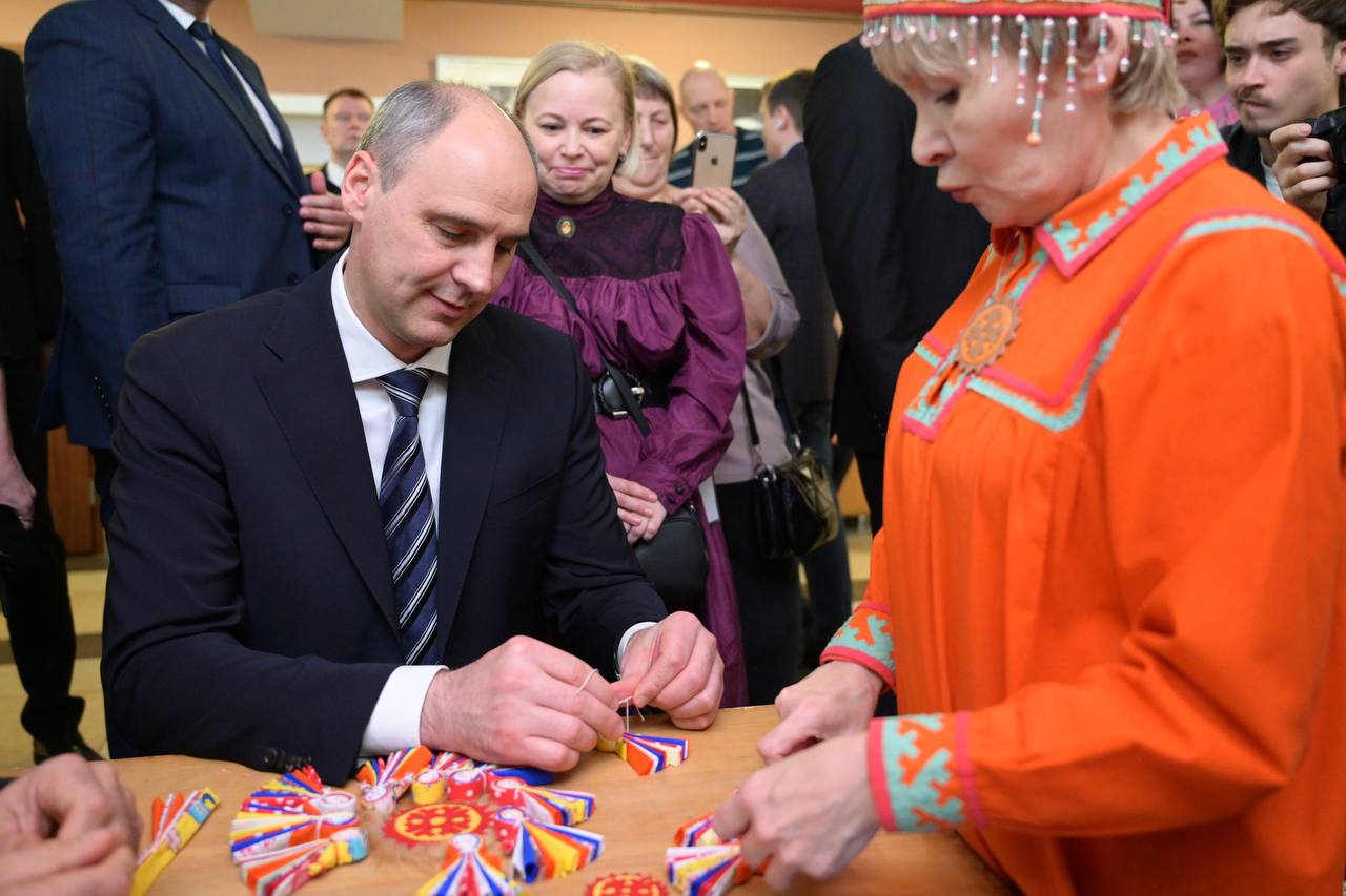 Денис Паслер вместе с сотнями уральцев принял участие в праздновании Дня народного единства Денис Паслер вместе с сотнями уральцев принял участие в праздновании Дня народного единства