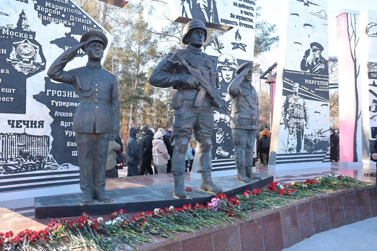 В Каменске-Уральском торжественно открыли обновленную Аллею Славы В Каменске-Уральском торжественно открыли обновленную Аллею Славы