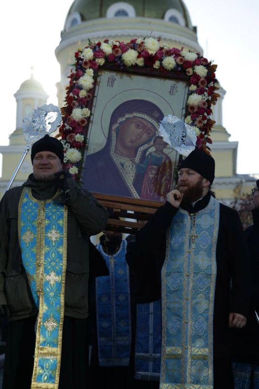 Более 4,5 тыс. уральцев приняли участие в Божественной литургии и общегородском крестном ходе в Екатеринбурге Более 4,5 тыс. уральцев приняли участие в Божественной литургии и общегородском крестном ходе в Екатеринбурге