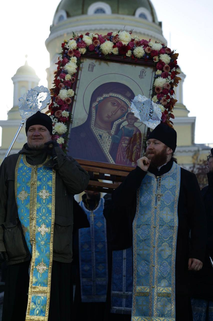 Более 4,5 тыс. уральцев приняли участие в Божественной литургии и общегородском крестном ходе в Екатеринбурге Более 4,5 тыс. уральцев приняли участие в Божественной литургии и общегородском крестном ходе в Екатеринбурге