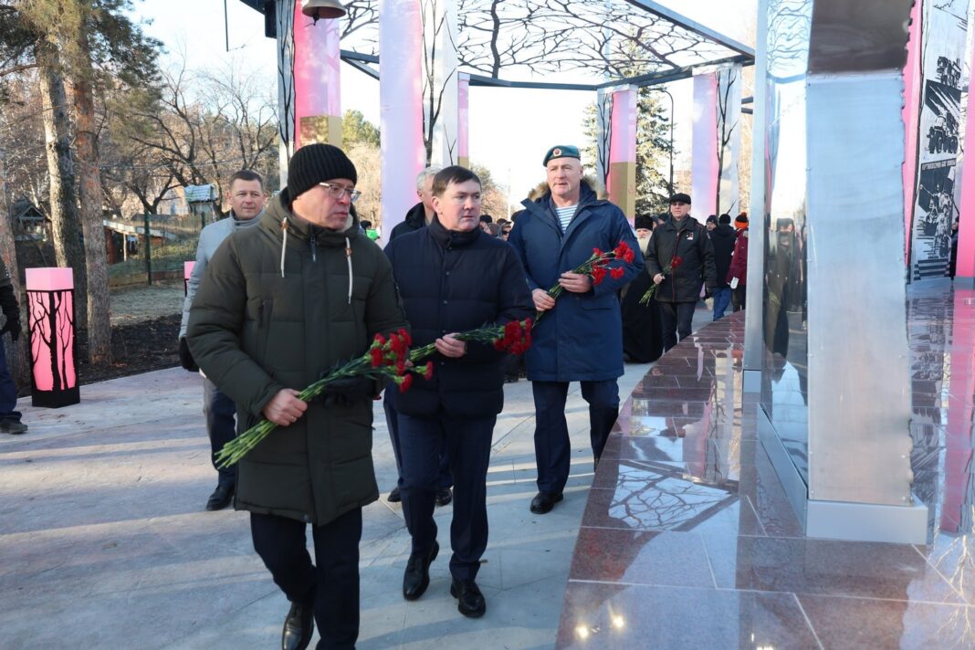 В Каменске-Уральском торжественно открыли обновленную Аллею Славы В Каменске-Уральском торжественно открыли обновленную Аллею Славы