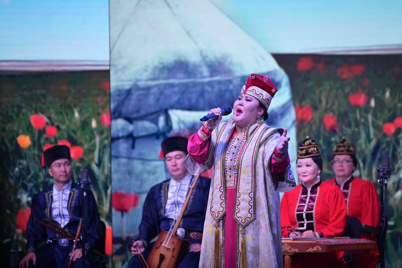 Денис Паслер вместе с сотнями уральцев принял участие в праздновании Дня народного единства Денис Паслер вместе с сотнями уральцев принял участие в праздновании Дня народного единства