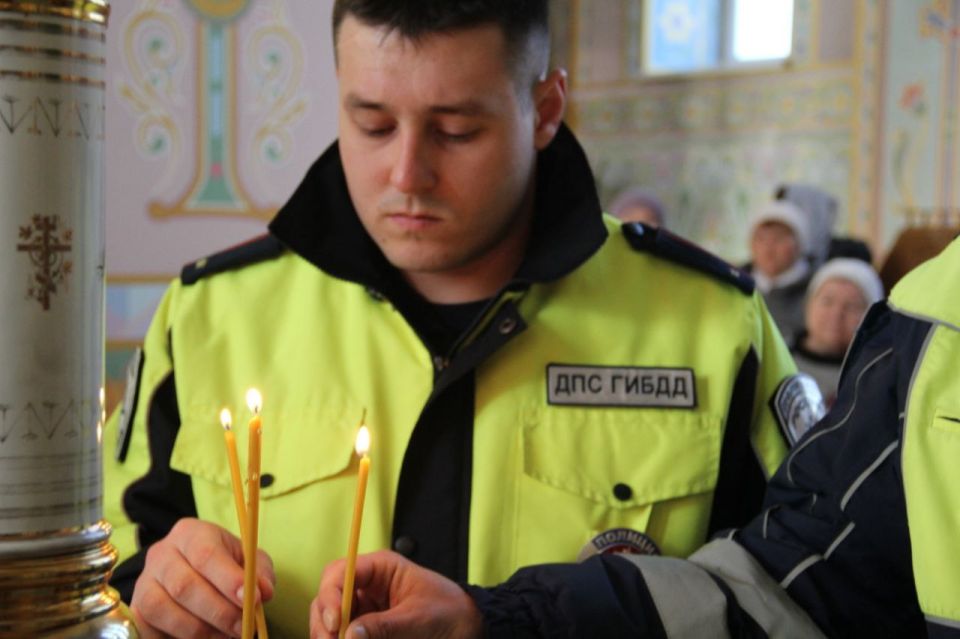 Сотрудники свердловской Госавтоинспекции получили благословение за спасение ребенка Сотрудники свердловской Госавтоинспекции получили благословение за спасение ребенка