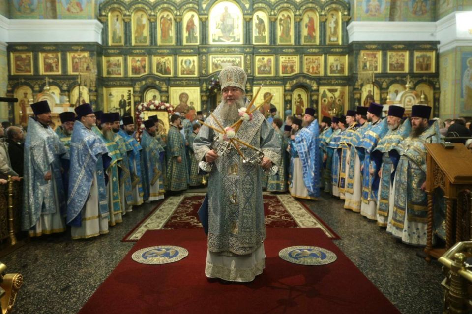 Более 4,5 тыс. уральцев приняли участие в Божественной литургии и общегородском крестном ходе в Екатеринбурге Более 4,5 тыс. уральцев приняли участие в Божественной литургии и общегородском крестном ходе в Екатеринбурге
