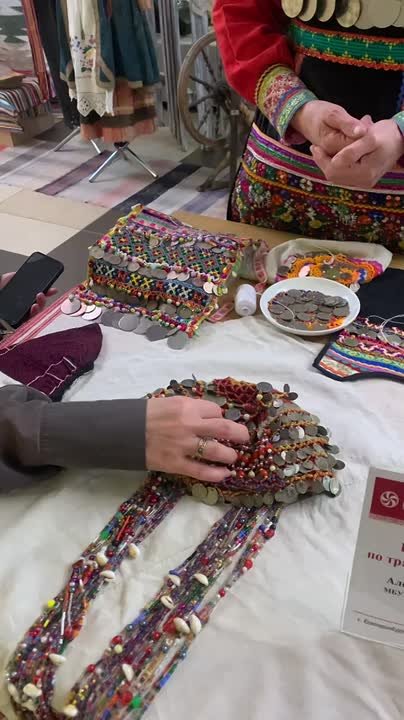 Для гостей фестиваля проходят мастер-классы по изготовлению мансийских кукол-берегинь, по традиционной марийской вышивке и тамбурной вышивке