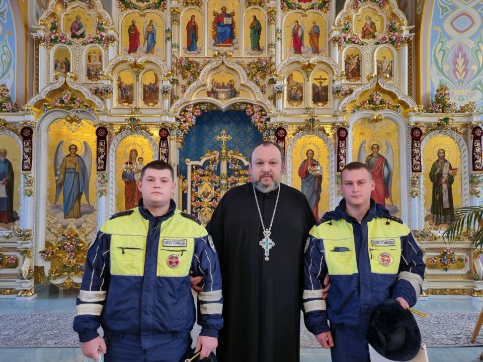 Сотрудники свердловской Госавтоинспекции получили благословение за спасение ребенка Сотрудники свердловской Госавтоинспекции получили благословение за спасение ребенка