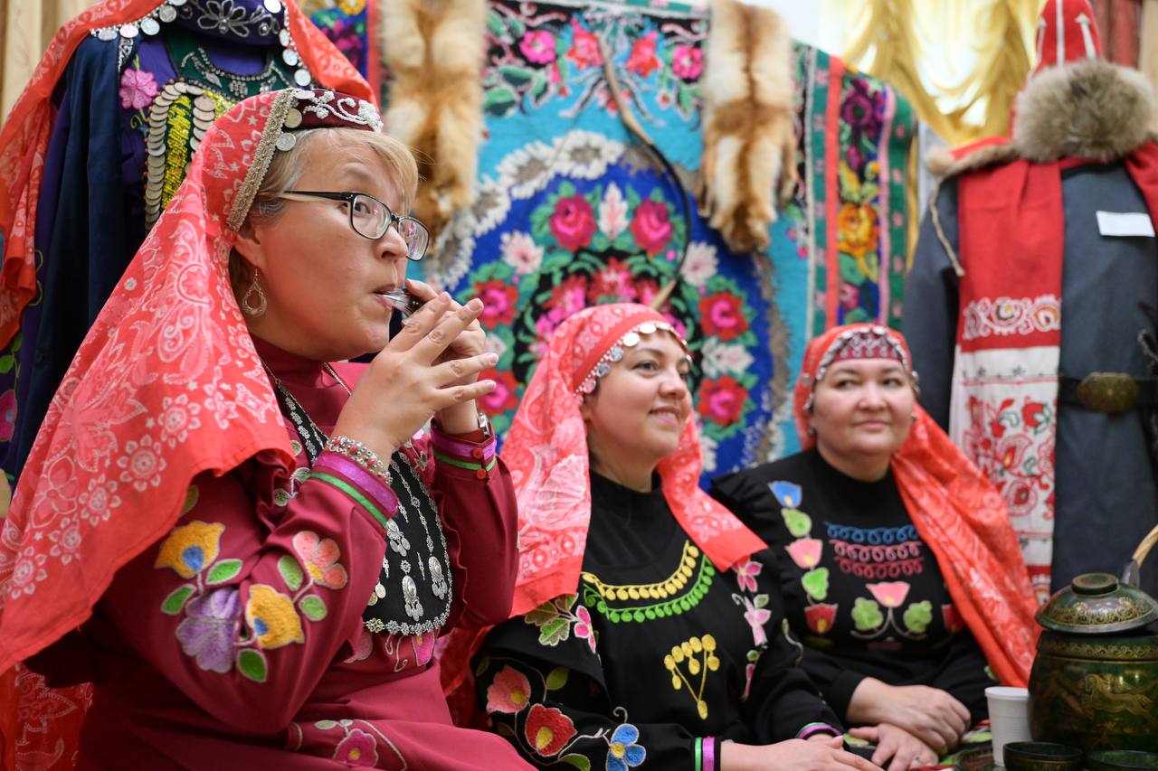 Денис Паслер вместе с сотнями уральцев принял участие в праздновании Дня народного единства Денис Паслер вместе с сотнями уральцев принял участие в праздновании Дня народного единства