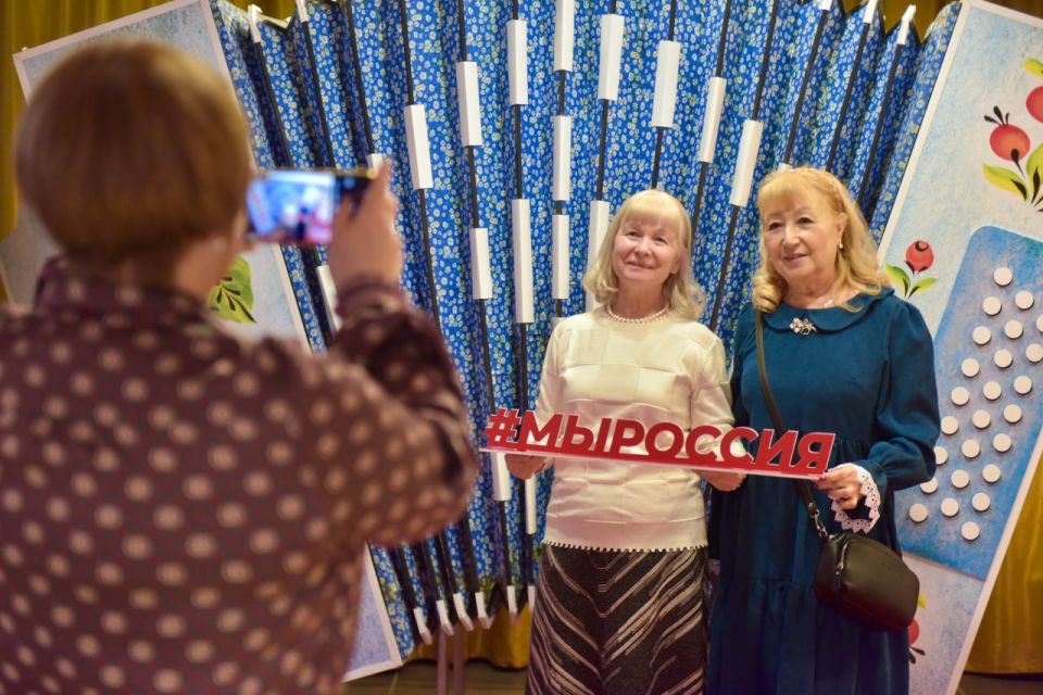 В Театре эстрады в Екатеринбурге сегодня проходит фестиваль «Народов много — Родина одна!», приуроченный ко Дню народного единства В Театре эстрады в Екатеринбурге сегодня проходит фестиваль «Народов много — Родина одна!», приуроченный ко Дню народного единства