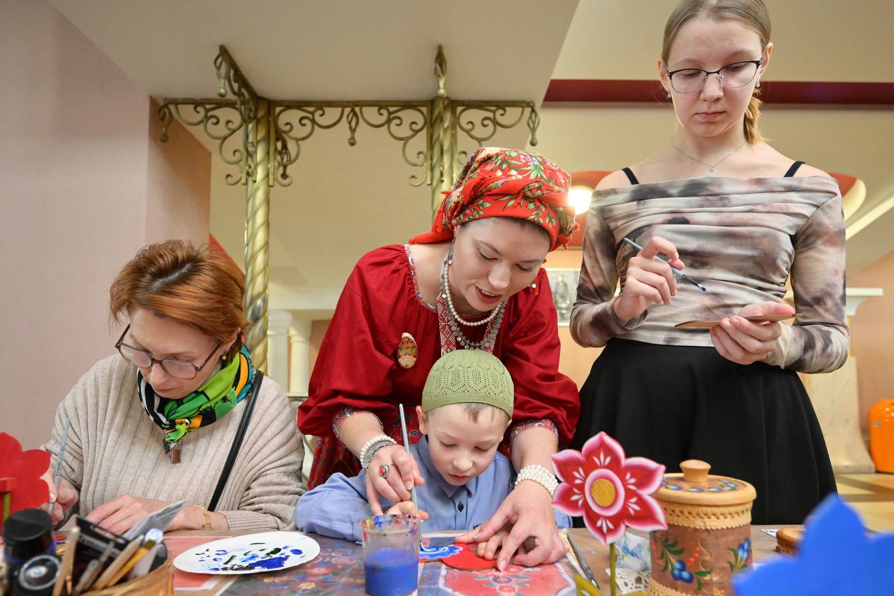 Денис Паслер вместе с сотнями уральцев принял участие в праздновании Дня народного единства Денис Паслер вместе с сотнями уральцев принял участие в праздновании Дня народного единства