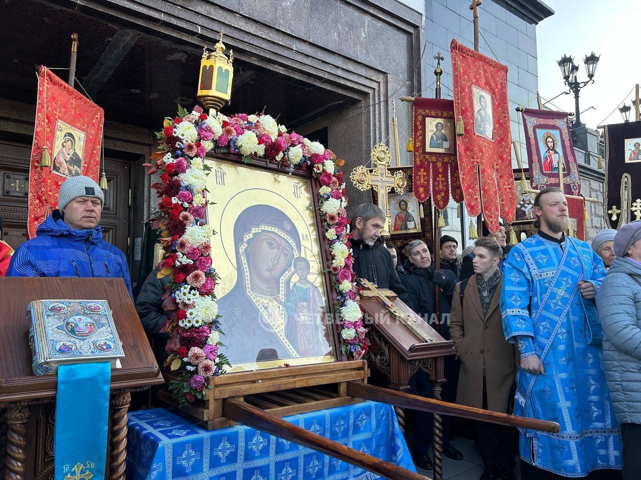 Праздничный крестный ход собрал сотни екатеринбуржцев в центре города Праздничный крестный ход собрал сотни екатеринбуржцев в центре города