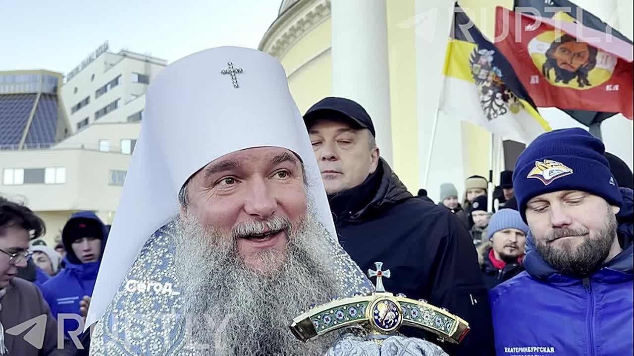 «Вспоминаем прошлые события. А думаем-то про сегодня. Нам сегодня надо страну спасать. Мы видим, что наш патриарх, наш президент сегодня объединяются вокруг веры, церкви и иконы Казанской. И наше единство будет вокруг Бога»...