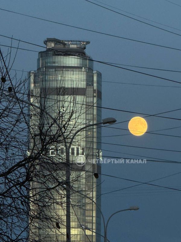 Небесный диско-шар: спутник Земли готовится к суперлунию