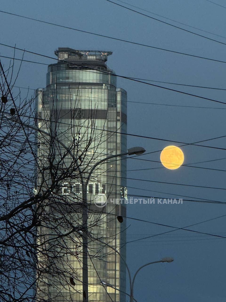Небесный диско-шар: спутник Земли готовится к суперлунию