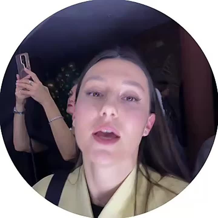 Продолжаем любоваться образам модельеров