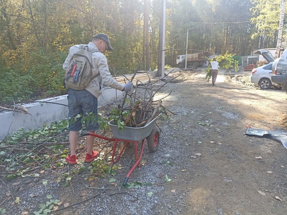 Жители Новоуральска убрали более 1,5 тонны мусора на осенних субботниках Жители Новоуральска убрали более 1,5 тонны мусора на осенних субботниках