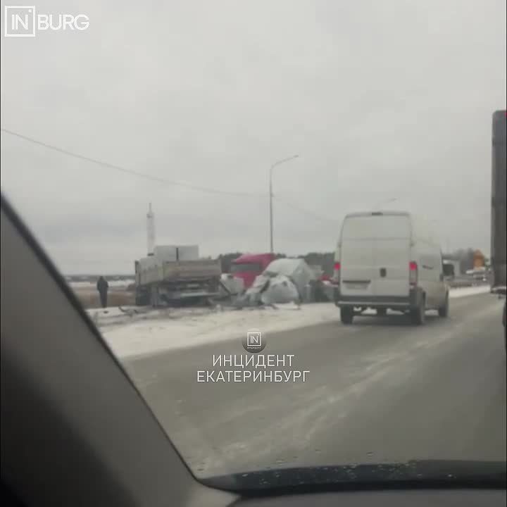 Легковушка и фура столкнулись на Тюменском тракте