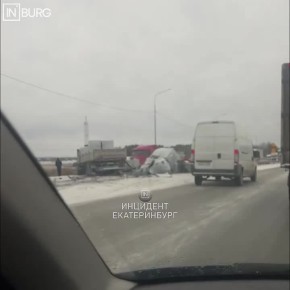 Легковушка и фура столкнулись на Тюменском тракте