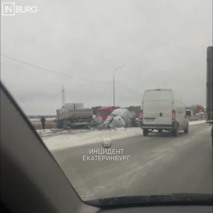 Легковушка и фура столкнулись на Тюменском тракте