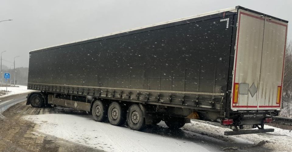 Две аварии с фурами парализовали трассы Урала