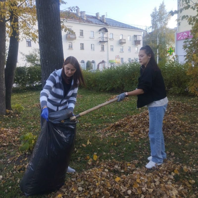 Жители Новоуральска убрали более 1,5 тонны мусора на осенних субботниках Жители Новоуральска убрали более 1,5 тонны мусора на осенних субботниках