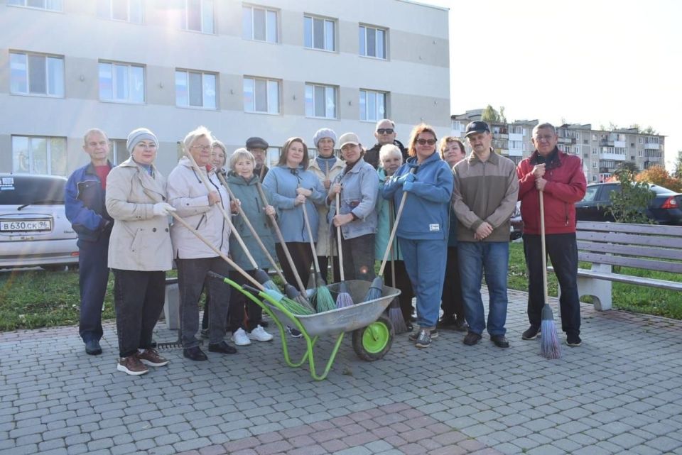 Жители Новоуральска убрали более 1,5 тонны мусора на осенних субботниках Жители Новоуральска убрали более 1,5 тонны мусора на осенних субботниках