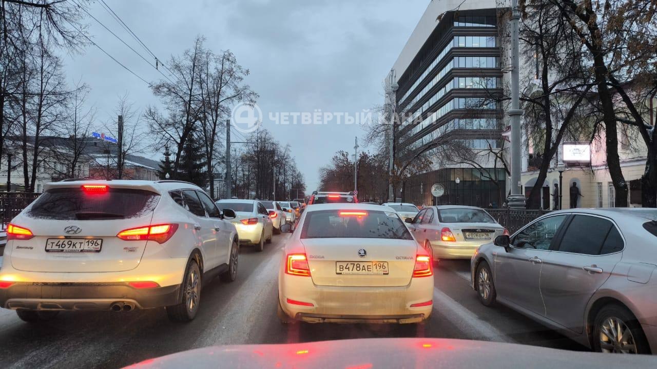 В каток превратились дороги Екатеринбурга сегодня В каток превратились дороги Екатеринбурга сегодня