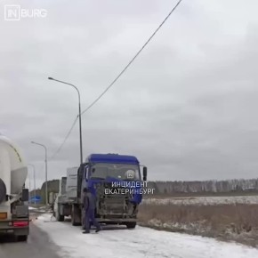 Аварий сегодня много. Фура и, предварительно, две легковушки столкнулись на Тюменском тракте