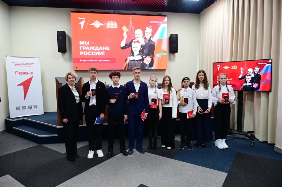 Первый шаг на пути гражданина: 16 активистов из Свердловской области получили свои первые паспорта Первый шаг на пути гражданина: 16 активистов из Свердловской области получили свои первые паспорта