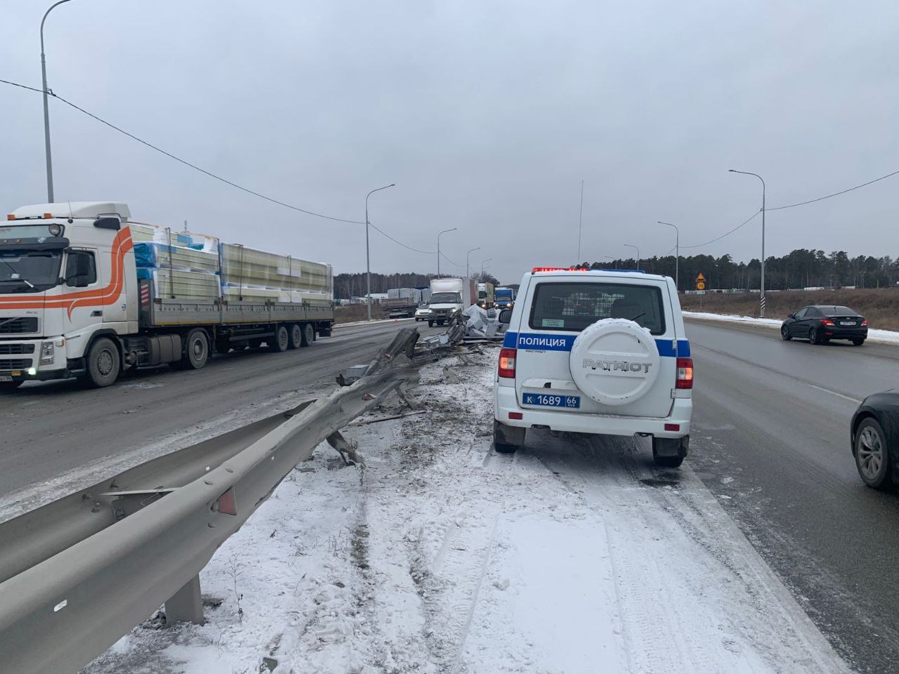 И снова авария: на 213-м километре автодороги Пермь - Екатеринбург грузовик попал в ДТП