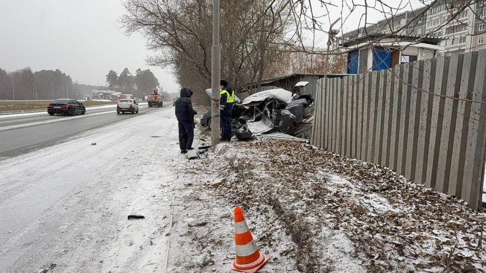 Сотрудники Госавтоинспекции работают на месте гибели водителя на Объездной дороге в Екатеринбурге Сотрудники Госавтоинспекции работают на месте гибели водителя на Объездной дороге в Екатеринбурге