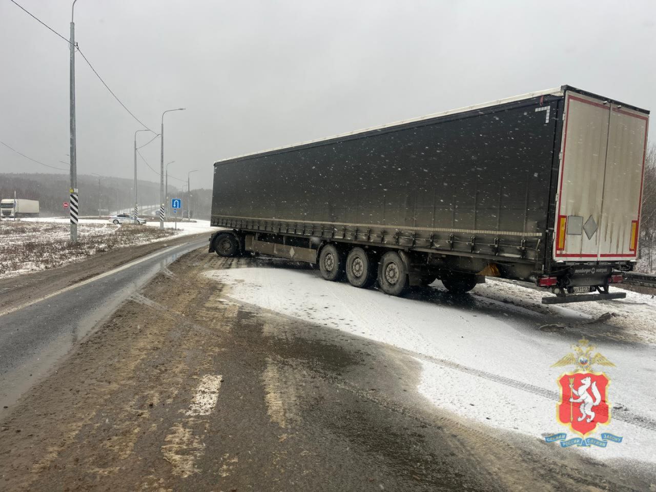 И снова авария: на 213-м километре автодороги Пермь - Екатеринбург грузовик попал в ДТП И снова авария: на 213-м километре автодороги Пермь - Екатеринбург грузовик попал в ДТП